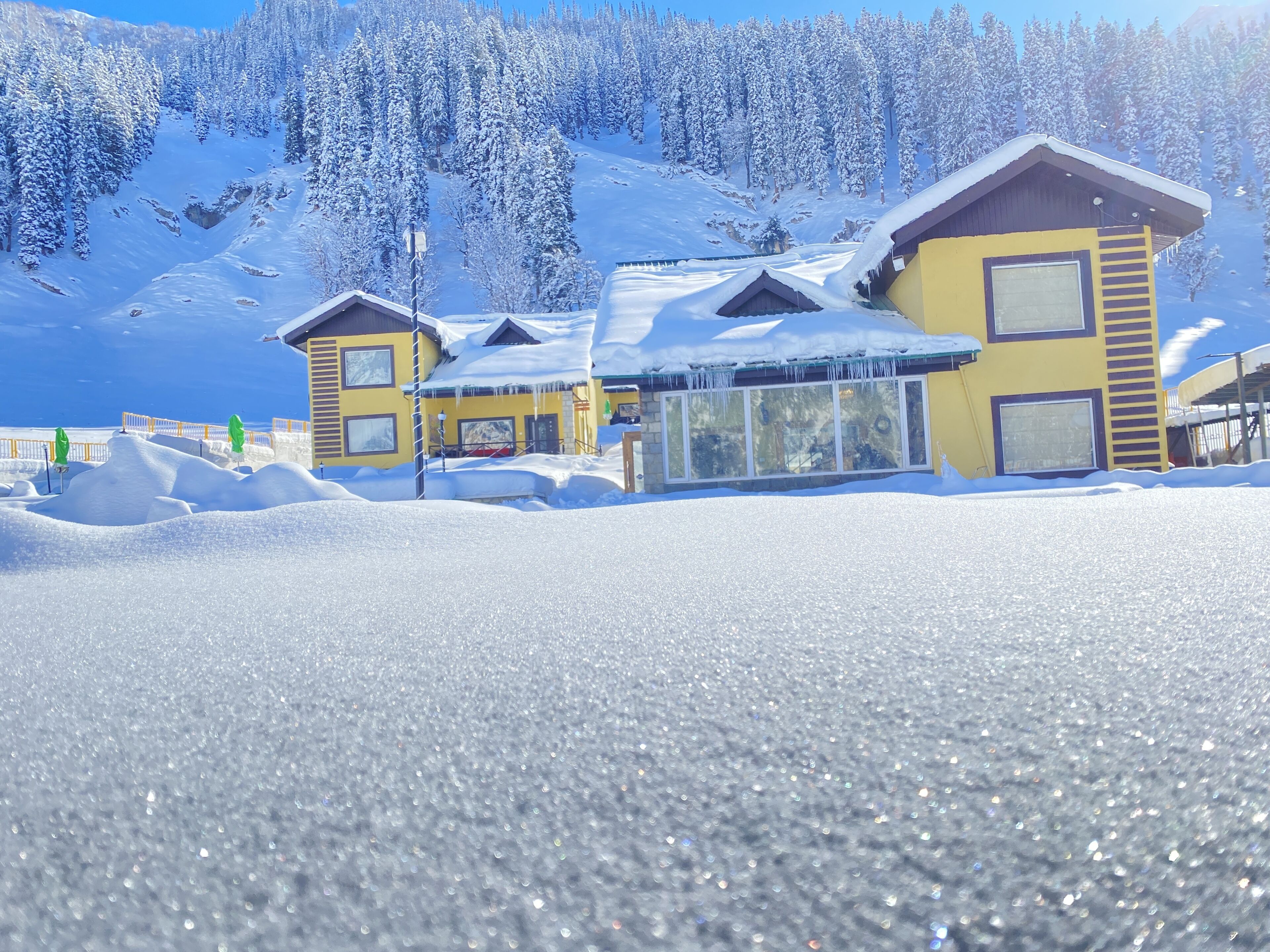 Vista frontal de la propiedad