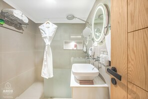 Quarto premium, vista para a montanha | Banheiro | Chuveiro/banheira combinados, chuveiro com efeito de chuva