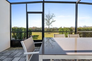 Outdoor dining - Townhome with Screened Patio, Games Area, Close to Pool (Kissimmee)