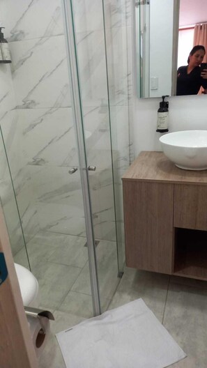 Douche, douche à « effet pluie », articles de toilette gratuits