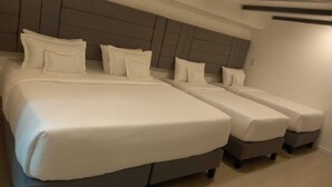 A hotel room with two large beds and two smaller beds. - Hotel Boutique FC (Bogotá)
