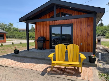 Terrace/patio. Adventure Cabin too!
Cosy cabin on lake edge