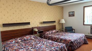 Basic Double Room | Living area