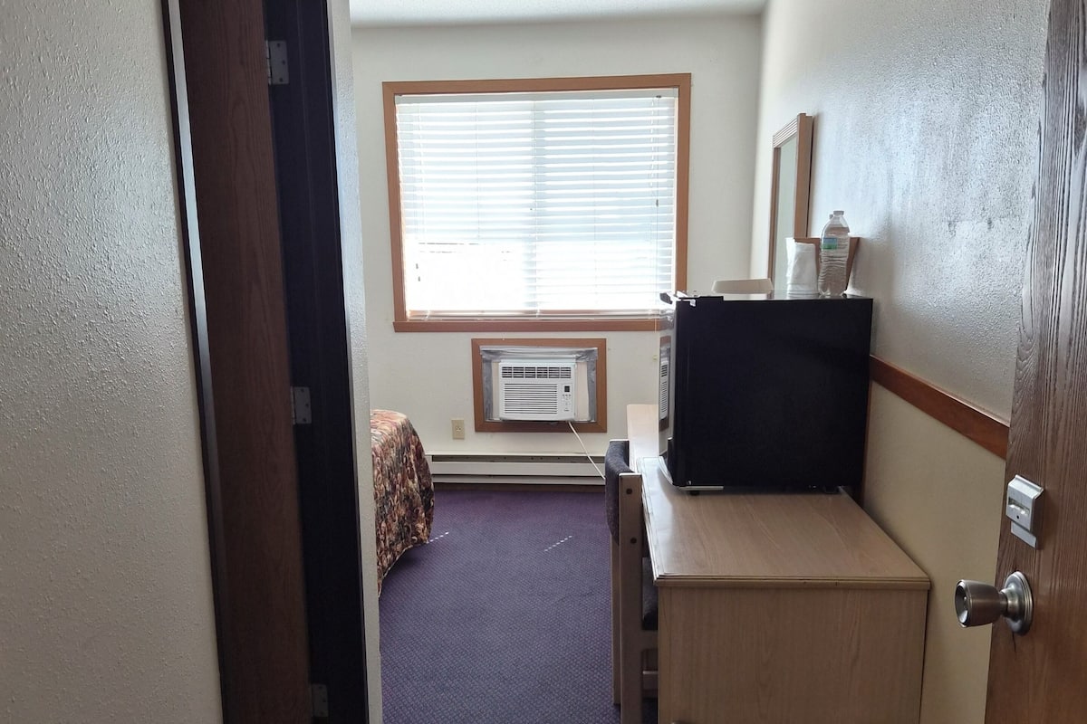 Basic Single Room | Iron/ironing board, WiFi (free)
