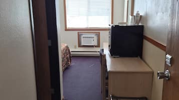 Habitación individual básica | Tabla de planchar con plancha y wifi gratis