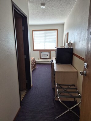 Basic Single Room | Iron/ironing board, WiFi (free) - Drayton Inn (Drayton)