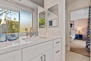 Dusche, Haartrockner, Bidet, Handtücher