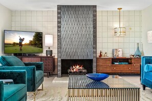 Smart TV, chimenea, monitor de computadora y impresora 