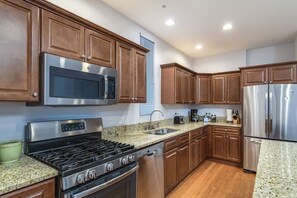 Frigorífico, microondas, horno y placa de cocina