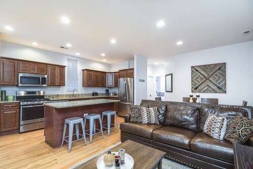Lincoln Park Living - Suite 1