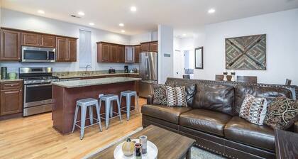 Lincoln Park Living - Suite 1