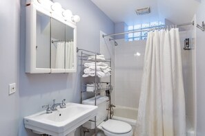 Ducha, secador de pelo y toallas