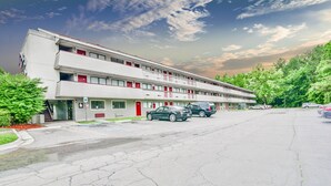 A motel with a two-story structure, multiple rooms, and a parking lot. - Economy Hotel Atlanta   (Atlanta)