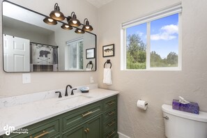 Séchoir à cheveux, serviettes fournies, savon, shampooing