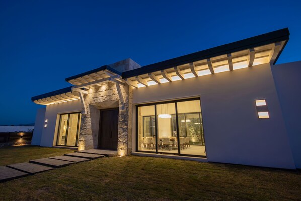 Villa | 4 bedrooms, premium bedding, down comforters, individually decorated