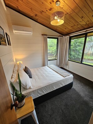 5 bedrooms, free WiFi, bed sheets - Family Home with Separate Sleepout near The Redwoods, Lakes & Pool Access (Rotorua)