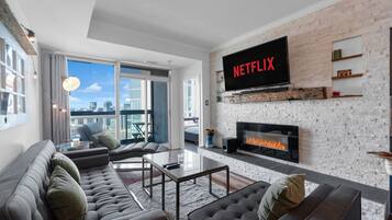 Smart TV y chimenea