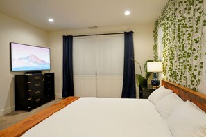 4 habitaciones, escritorio y tabla de planchar con plancha