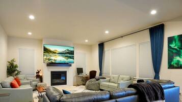 Smart-tv, een open haard, videospelletjes en een stereo