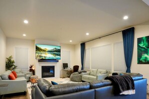 Smart TV, chimenea, videojuegos, estéreo