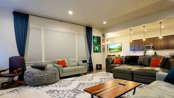 Smart TV, chimenea, videojuegos y estéreo