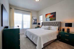 4 chambres, bureau, fer et planche à repasser, lit de bébé portatif