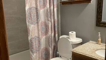 Serviettes fournies, savon, shampoing, papier toilette