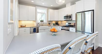 Modern Cottage "M" Luxury home w/hot tub, community pool-walk to town & beach