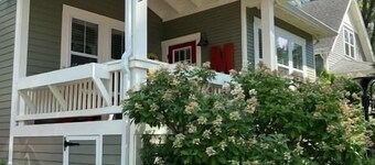 Modern Cottage "M" Luxury home w/hot tub, community pool-walk to town & beach