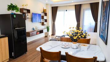 1 King Bed Studio with Sofabed | In-room dining