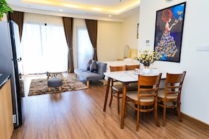 1 King Bed Studio with Sofabed | In-room dining
