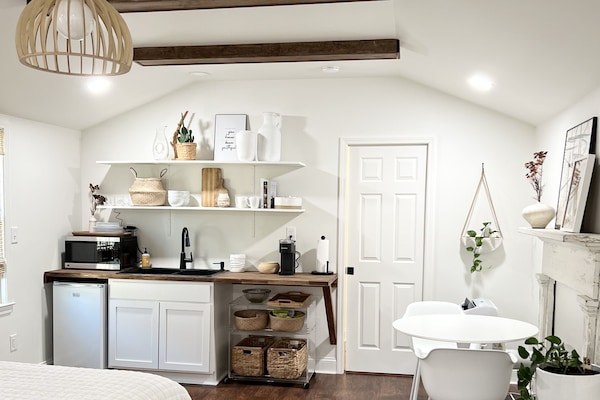 1 dormitori, planxa i posts de planxar, wifi i roba de llit