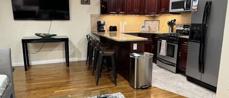 Refrigerador, microondas, horno y parrilla de estufa