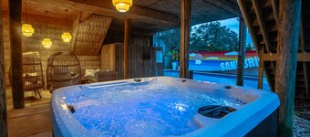 Designer 7BR w/ Pool and Hot Tub. Sleeps 20, Pets Welcome!