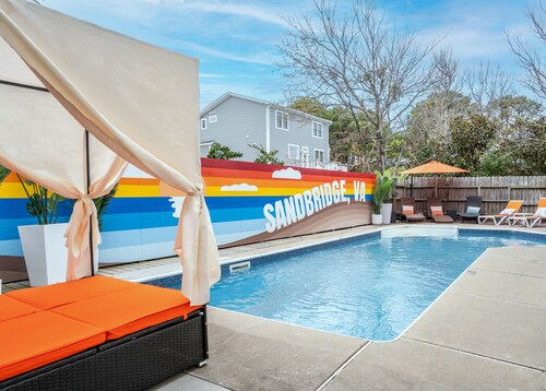 Designer 7BR w/ Pool and Hot Tub. Sleeps 20, Pets Welcome!