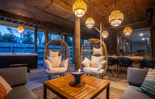 Designer 7BR w/ Pool and Hot Tub. Sleeps 20, Pets Welcome!