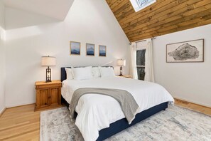 4 bedrooms, desk, iron/ironing board, travel crib - Hot Tub / Bunk Room / EV Charger / King Beds / 3,200 sqft (Wintergreen Resort)