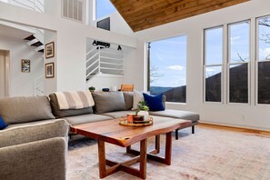 Smart TV, fireplace, stereo - Hot Tub / Bunk Room / EV Charger / King Beds / 3,200 sqft (Wintergreen Resort)