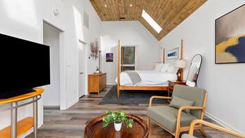 4 bedrooms, desk, iron/ironing board, travel crib