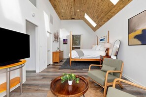 4 bedrooms, desk, iron/ironing board, travel crib