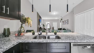 雪櫃、微波爐、焗爐、爐具