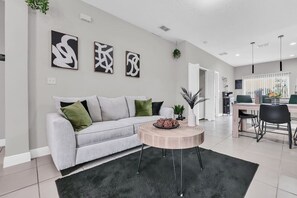 Smart-tv, een open haard, boeken en een kantoor