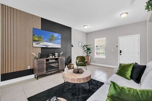 Smart-TV, Kamin, Bücher, Arbeitsbereiche