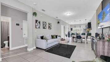 智能電視、壁爐、書籍、 辦公室