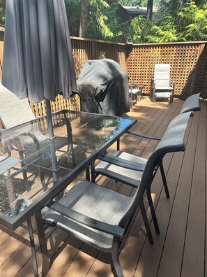 Outdoor dining - The Nestled INN-Cozy 2 bedroom, 2 bathroom cottage with A/C. Lodge Themed. (Parksville)