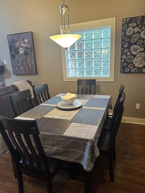 Dining - The Nestled INN-Cozy 2 bedroom, 2 bathroom cottage with A/C. Lodge Themed. (Parksville)