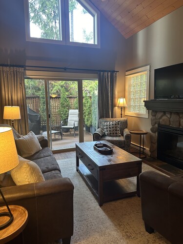 The Nestled INN-Cozy 2 bedroom, 2 bathroom cottage with A/C. Lodge Themed.