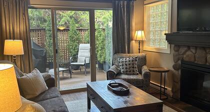 The Nestled INN-Cozy 2 bedroom, 2 bathroom cottage with A/C. Lodge Themed.