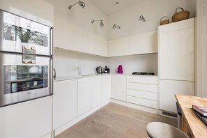 Fridge, microwave, oven, stovetop - Calm Diva 2 Bedroom apartment in Notting Hill (London)