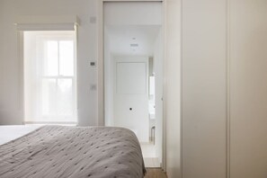 2 slaapkamers, een bureau, een strijkplank/strijkijzer, wifi